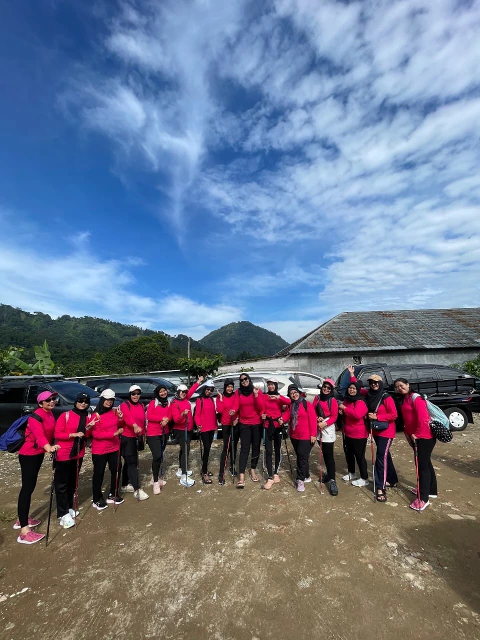 Keceriaan rombongan ibu-ibu bermain dan menyipratkan air di sungai.